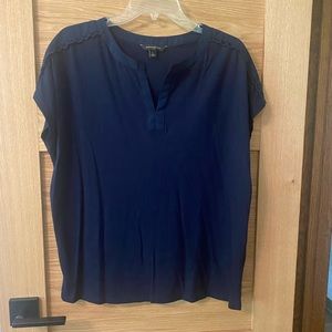 Banana Republic sz L T-Shirt with shoulder details, navy